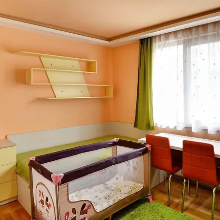 Spacious And Stylish In The Heart Of Plus Parking Apartment