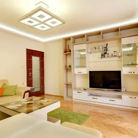 Spacious And Stylish In The Heart Of Plus Parking Apartment *